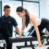 私が女性クライアントを指導している様子（広背筋のトレーニング）