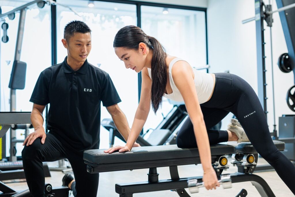 私が女性クライアントを指導している様子（広背筋のトレーニング）