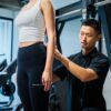 私がクライアントに対して姿勢の指導をしている様子