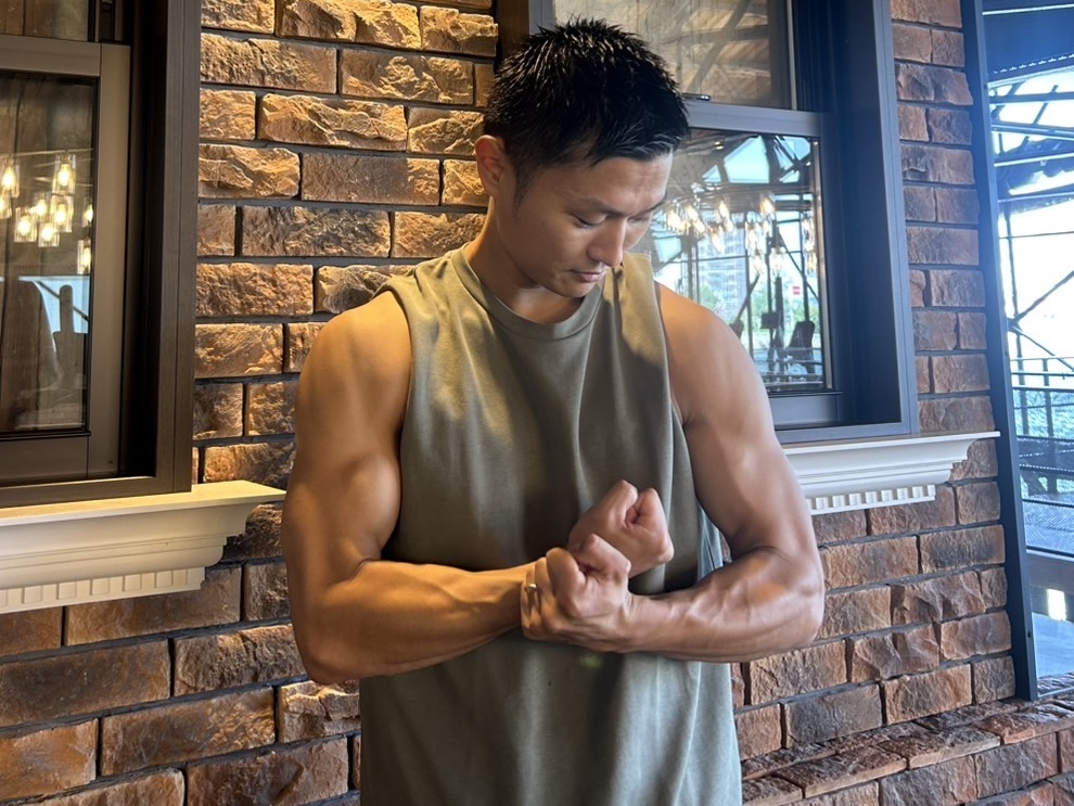 私のトレーニング後の様子。筋肉を強調したポーズ。